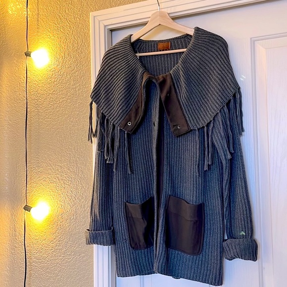 Boutique sweater with fringe, love ❤️ it but it’s too big for me! - Picture 2 of 8